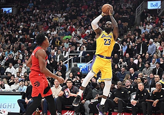 LeBron James, durante el último duelo ante los Raptors.