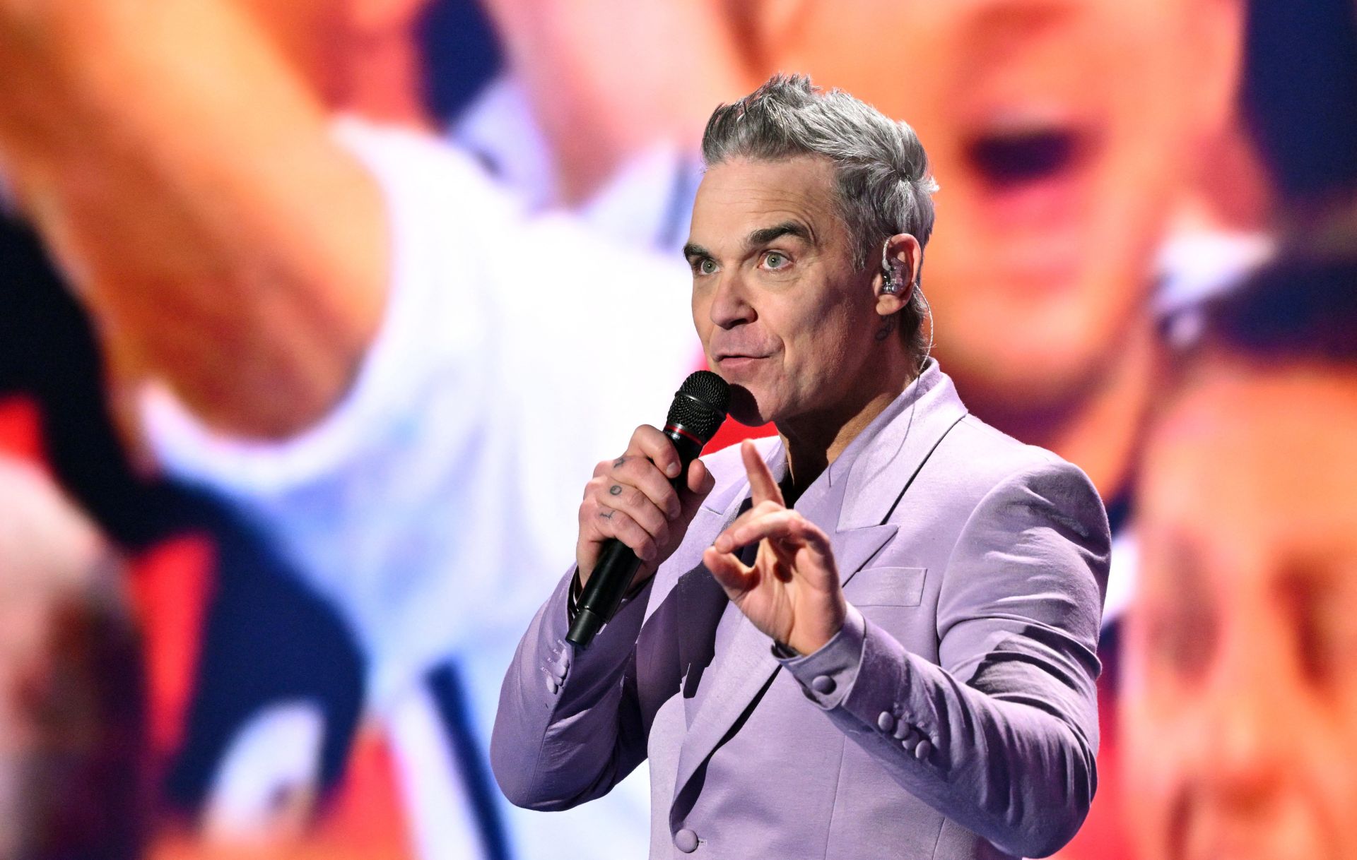 El cantante Robbie Williams actúa durante la ceremonia en el John F. Kennedy Center for the Performing Arts. 
