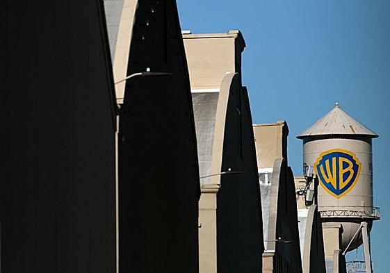 La torre de agua de WB se ve en Warner Bros.