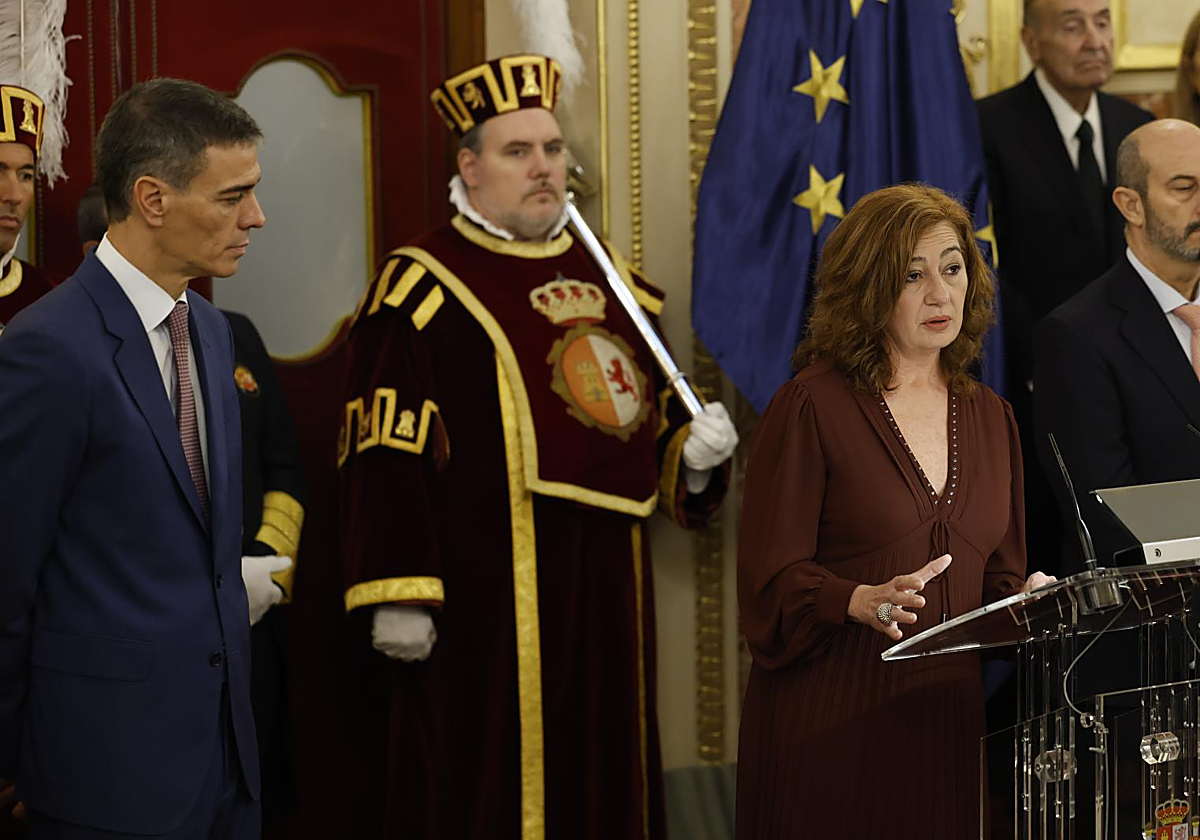 La presidenta del Congreso, Francina Armengol, y el presidente del Senado, Pedro Rollán, se saludan al comienzo del acto.