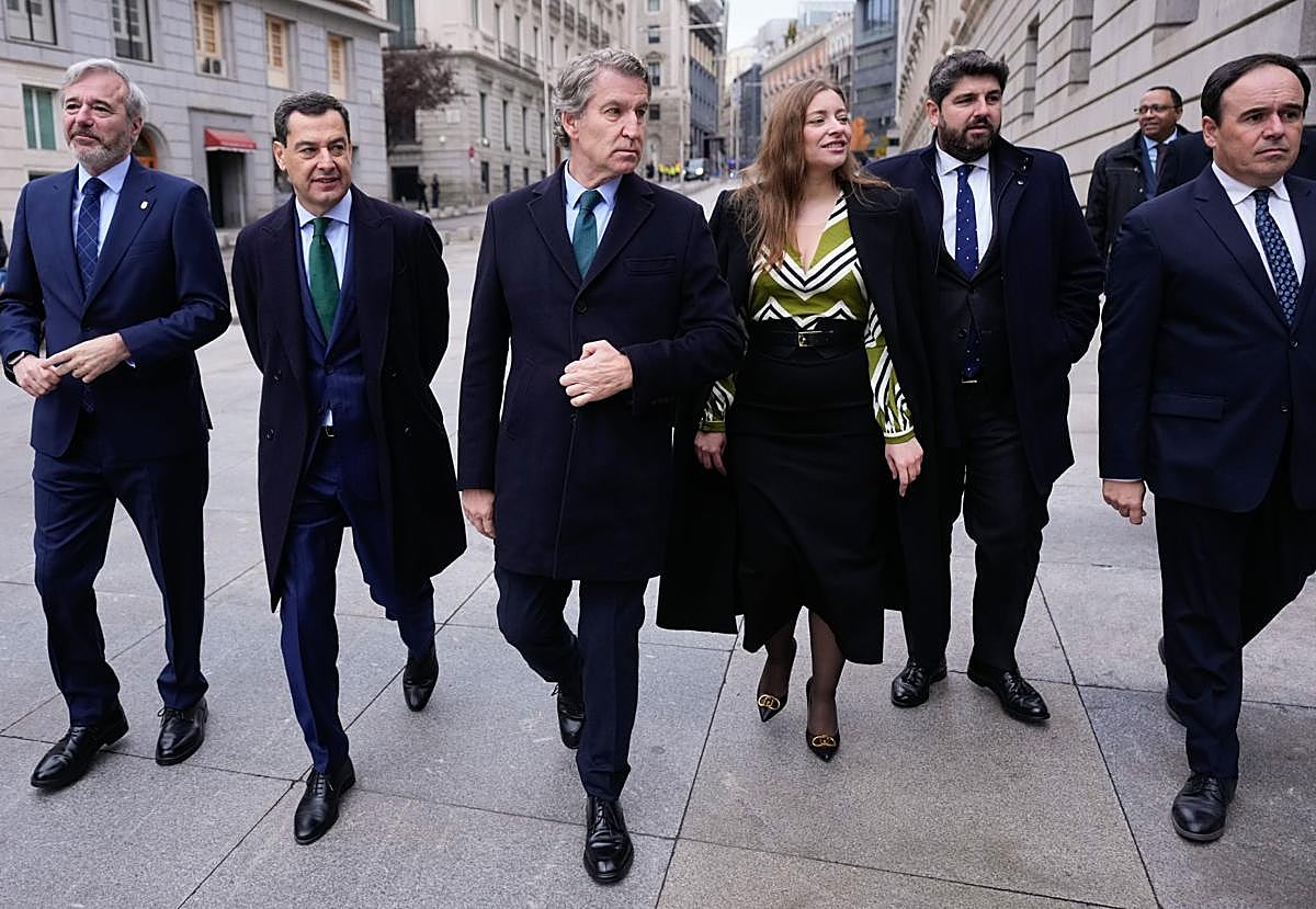 Feijóo junto a Moreno, Azcón, López Miras y Pérez Llorca a su llegada al Congreso.