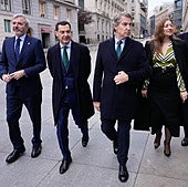 Feijóo junto a Moreno, Azcón, López Miras y Pérez Llorca a su llegada al Congreso.