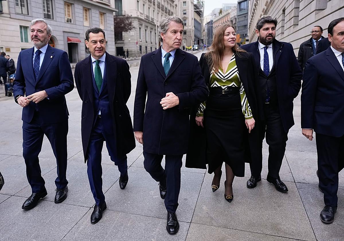 Feijóo junto a Moreno, Azcón, López Miras y Pérez LLorca a su llegada al Congreso.