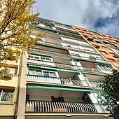 Muere en Madrid una mujer tras precipitarse desde un décimo piso con sus dos hijos de 3 años, ambos muy graves