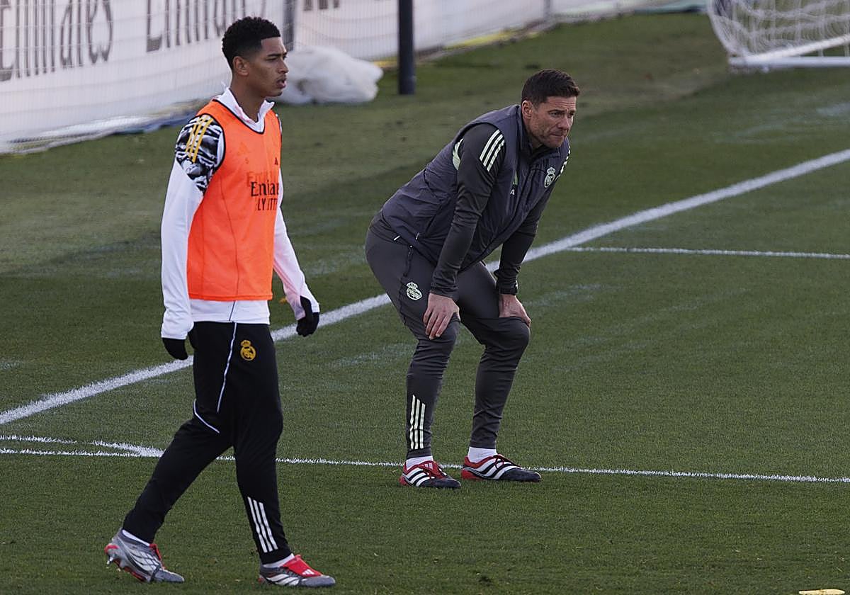 Xabi Alonso, junto a Bellingham durante el entrenamiento del Real Madrid este sábado.