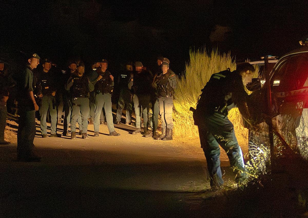 Imagen secundaria 1 - Fue una larga jornada en la que, finalmente, tanto la rehén como el secuestrador salieron con vida.