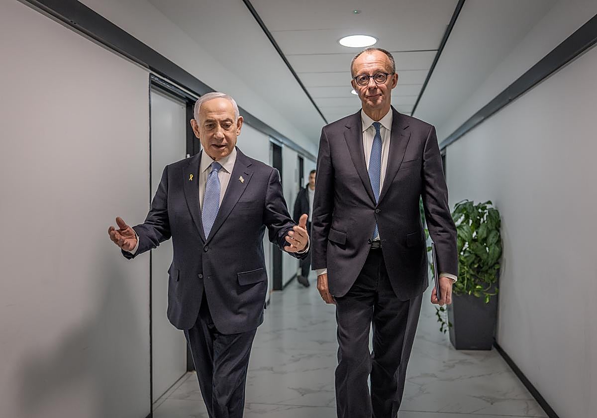 Netanyahu y Merz conversan antes de su comparecencia pública.