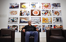 Muere Martin Parr, el fotógrafo que convirtió lo cotidiano en un espejo irónico del mundo moderno