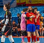 Las jugadoras de España celebran uno de los cinco goles.