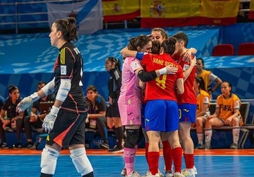 Las jugadoras de España celebran uno de los cinco goles.