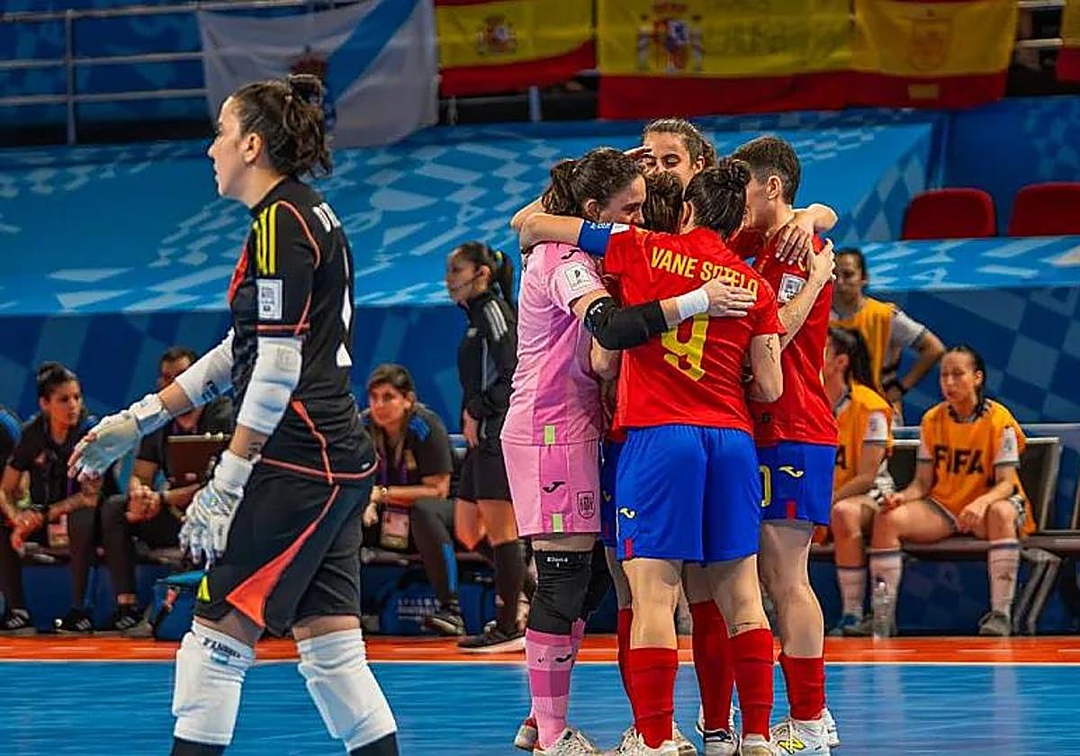 Las jugadoras de España celebran uno de los cinco goles.