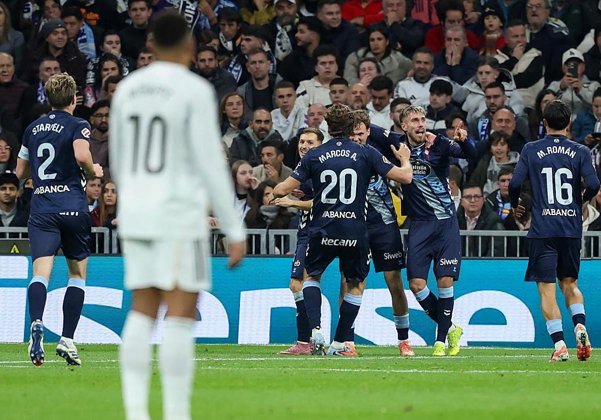 Los jugadores del Celta celebran un gol.