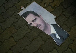Un pedazo de un retrato de Bashar al Assad en una calle de Alepo.