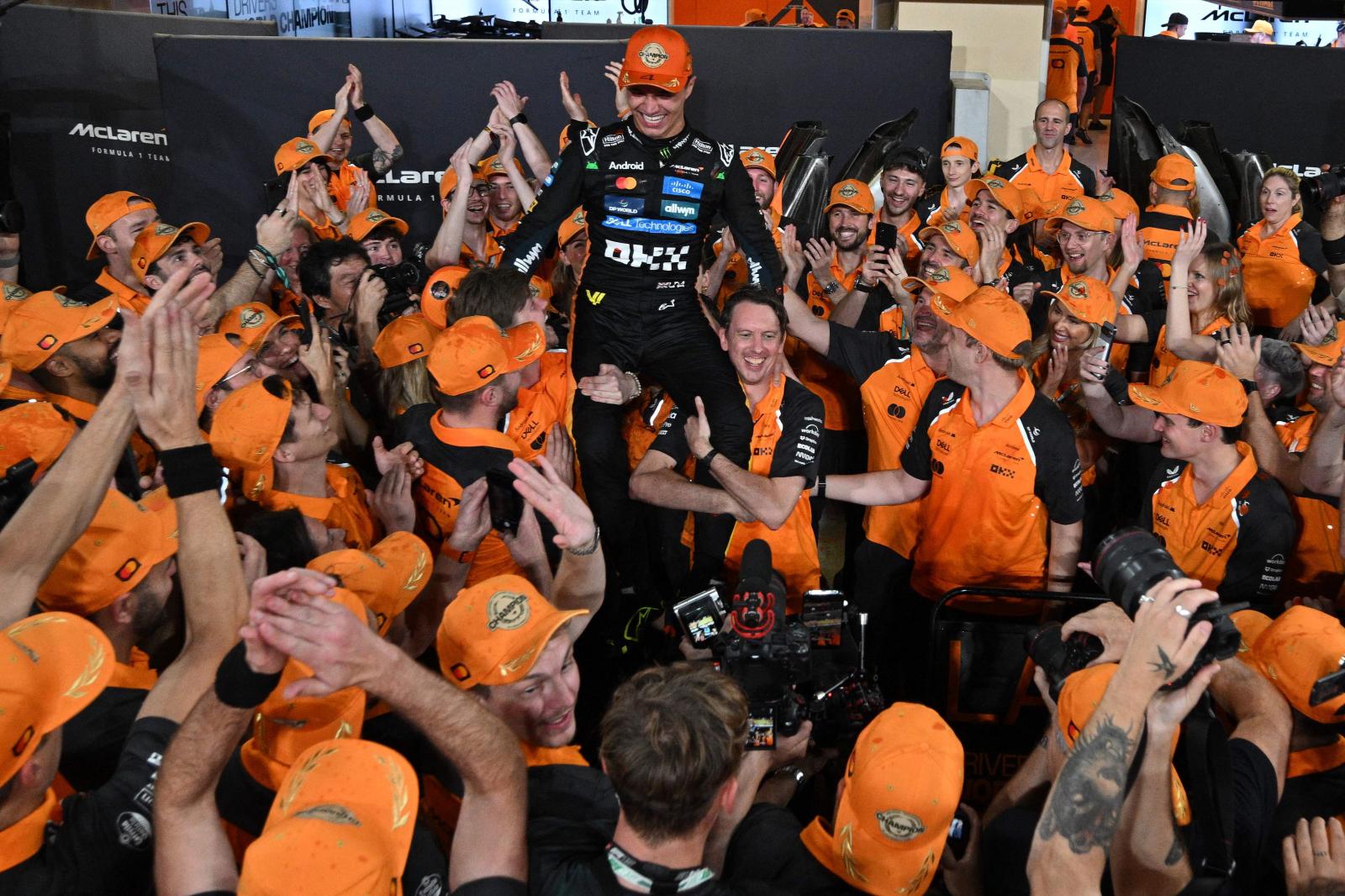 Los mecánicos de McLaren pasean a hombros a Lando Norris.