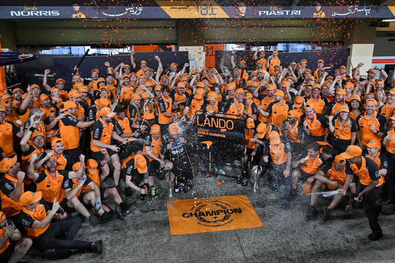 Los mecánicos y todo el equipo McLaren celebra con Lando Norris el título. 