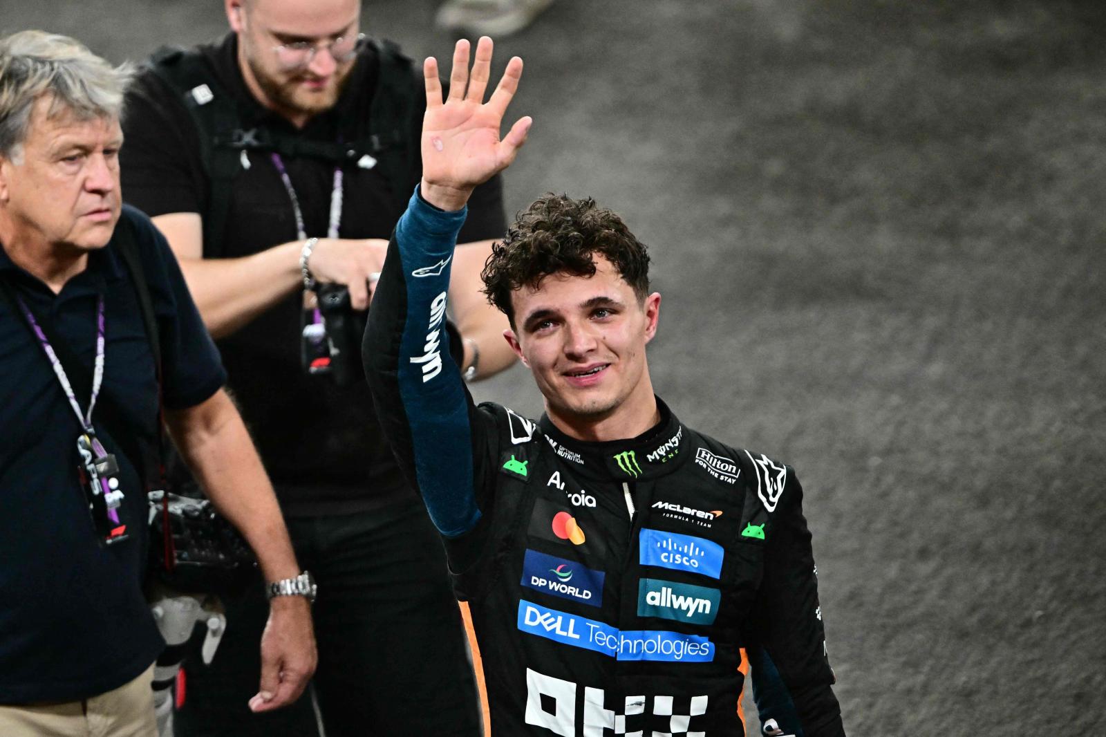 Lando Norris saluda emocionado a los aficionados que han llenado las gradas del GP de Abu Dabi.