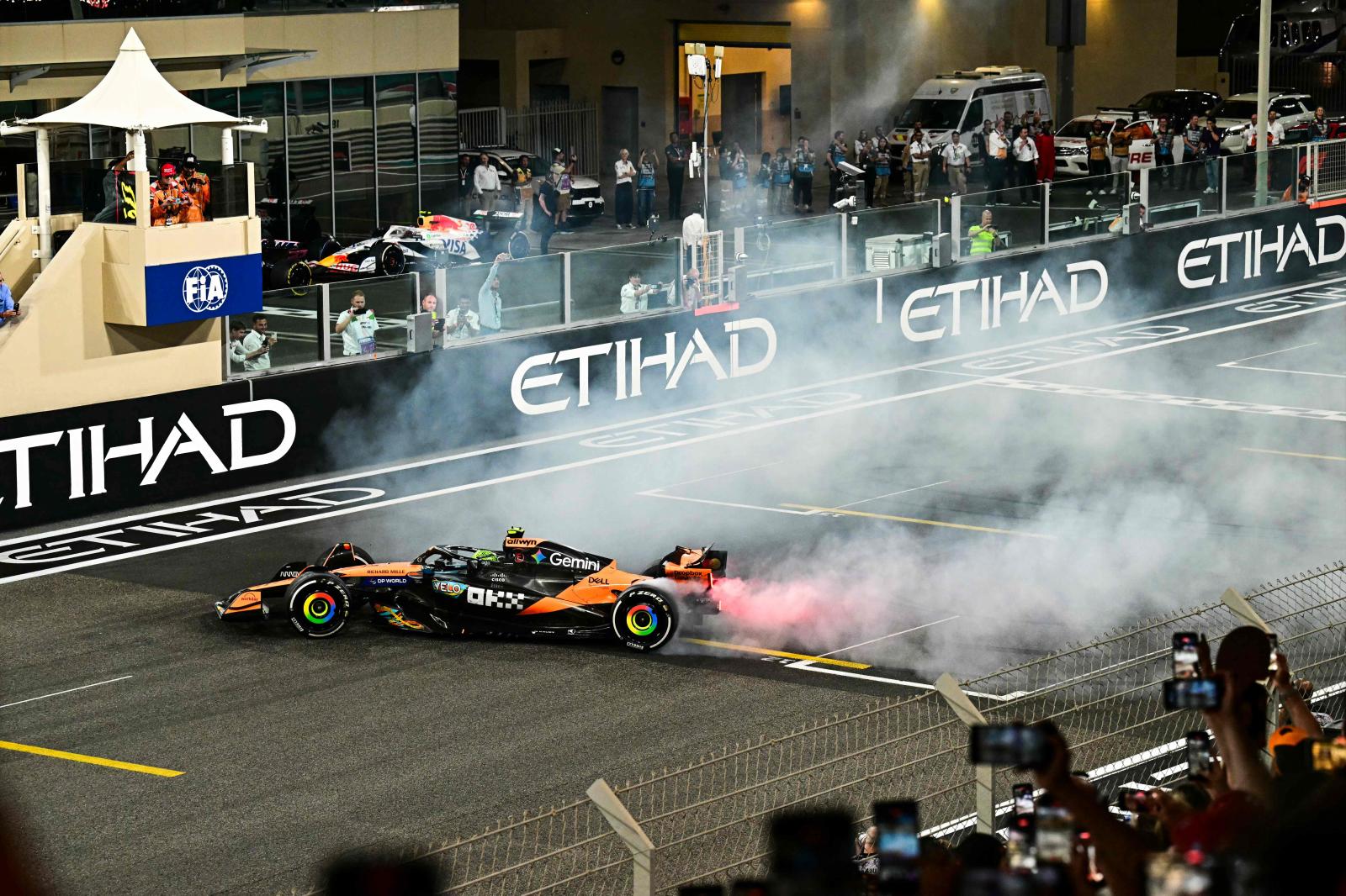 Lando Norris realiza un trompo tras la carrera para celebrar el título.