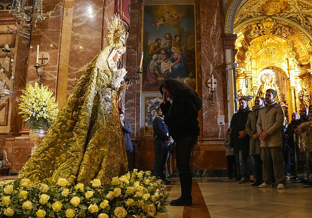 Colas ante la Macarena en su basílica sevillana tras la restauración.