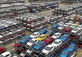 Coches chinos apilados en el puerto de Suzhou, a la espera de ser embarcados.