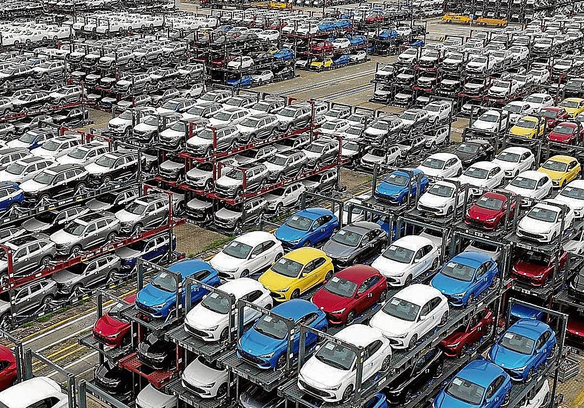 Coches chinos apilados en el puerto de Suzhou, a la espera de ser embarcados.