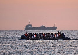 Una embarcación con migrantes.