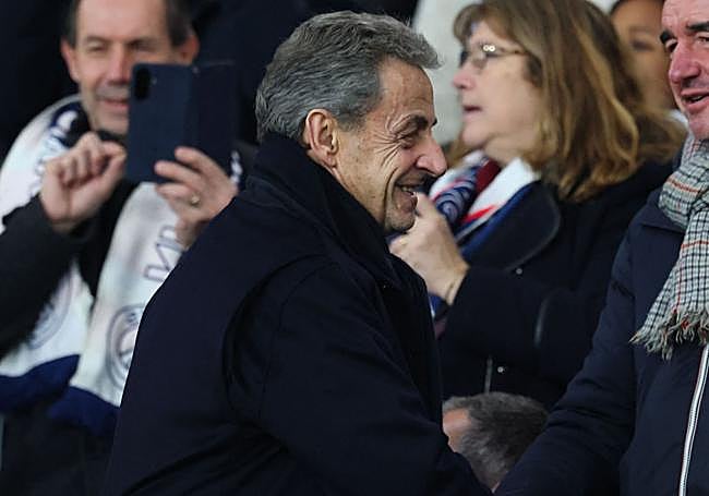 El expresidente francés se dejó ver el pasado fin de semana en un partido del PSG en París.