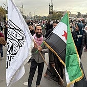 Mohamed Al Sheij Alim acudió a la concurrida plaza de los Omeyas con sus banderas.