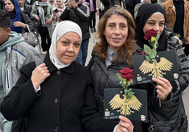 Fátima Alarashi (en el centro) se acercó con varias amigas a la celebración.