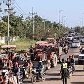 Residentes en la provincia tailandesa de Oddar Meanchey abandonan la zona tras el reinicio de los enfrentamientos con Camboya.