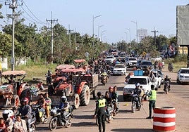 Residentes en la provincia tailandesa de Oddar Meanchey abandonan la zona tras el reinicio de los enfrentamientos con Camboya.