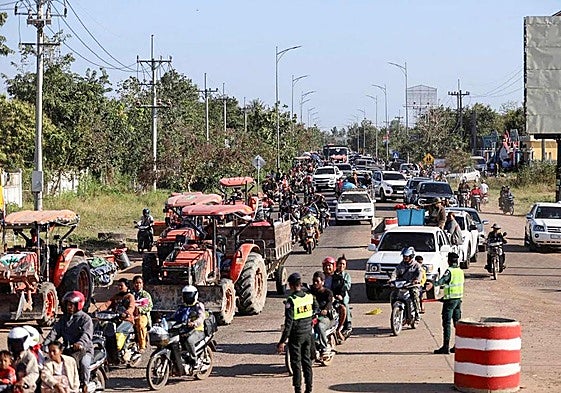 Residentes en la provincia tailandesa de Oddar Meanchey abandonan la zona tras el reinicio de los enfrentamientos con Camboya.