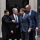 Zelenski con Starmer, Macron y Merz a la entrada de Downing Street 10.