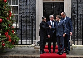 Zelenski con Starmer, Macron y Merz a la entrada de Downing Street 10.