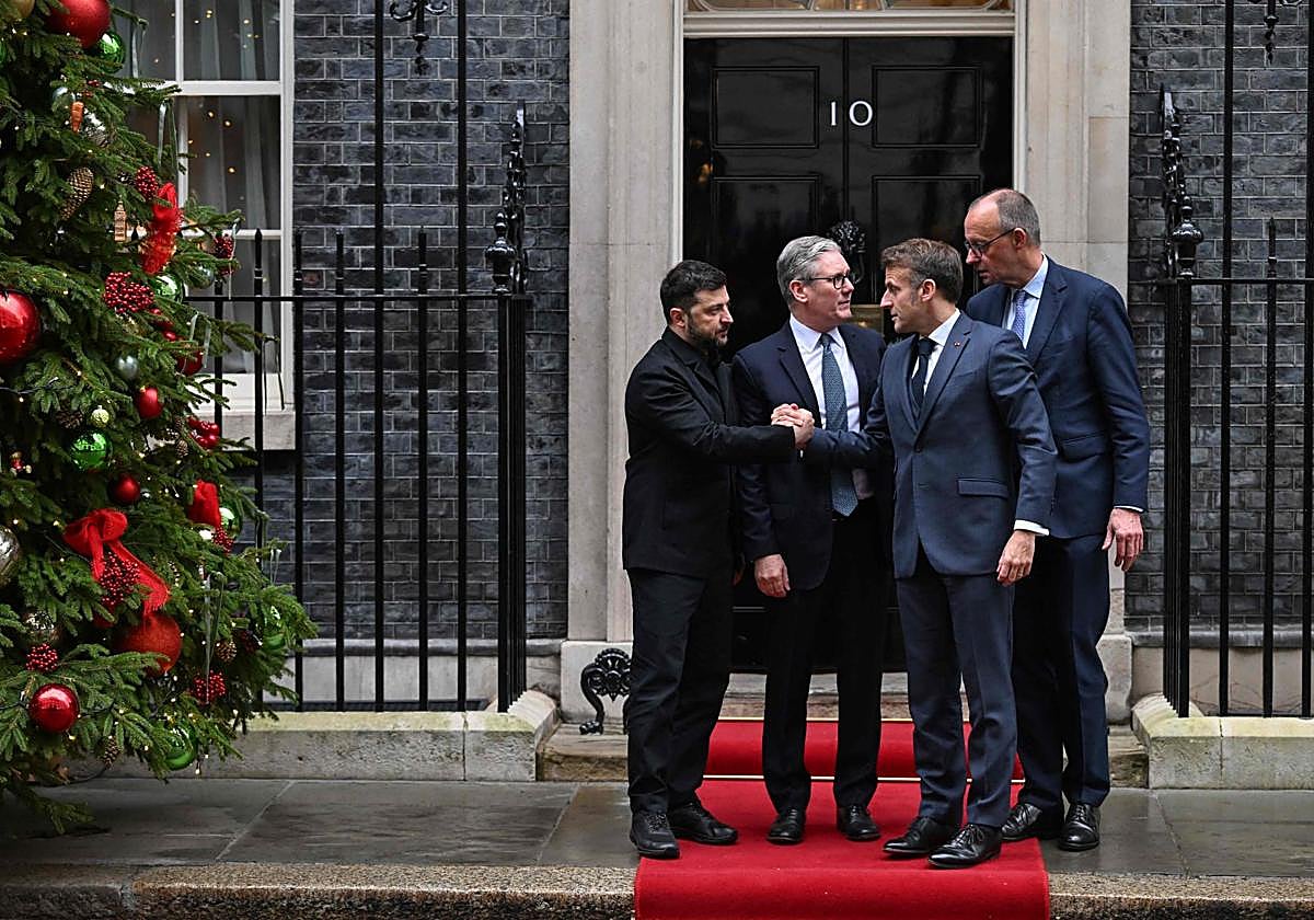 Zelenski con Starmer, Macron y Merz a la entrada de Downing Street 10.