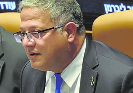 Ben Gvir muestra el pin en forma de horca en el Parlamento.