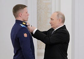 Putin condecora a un soldado ruso.