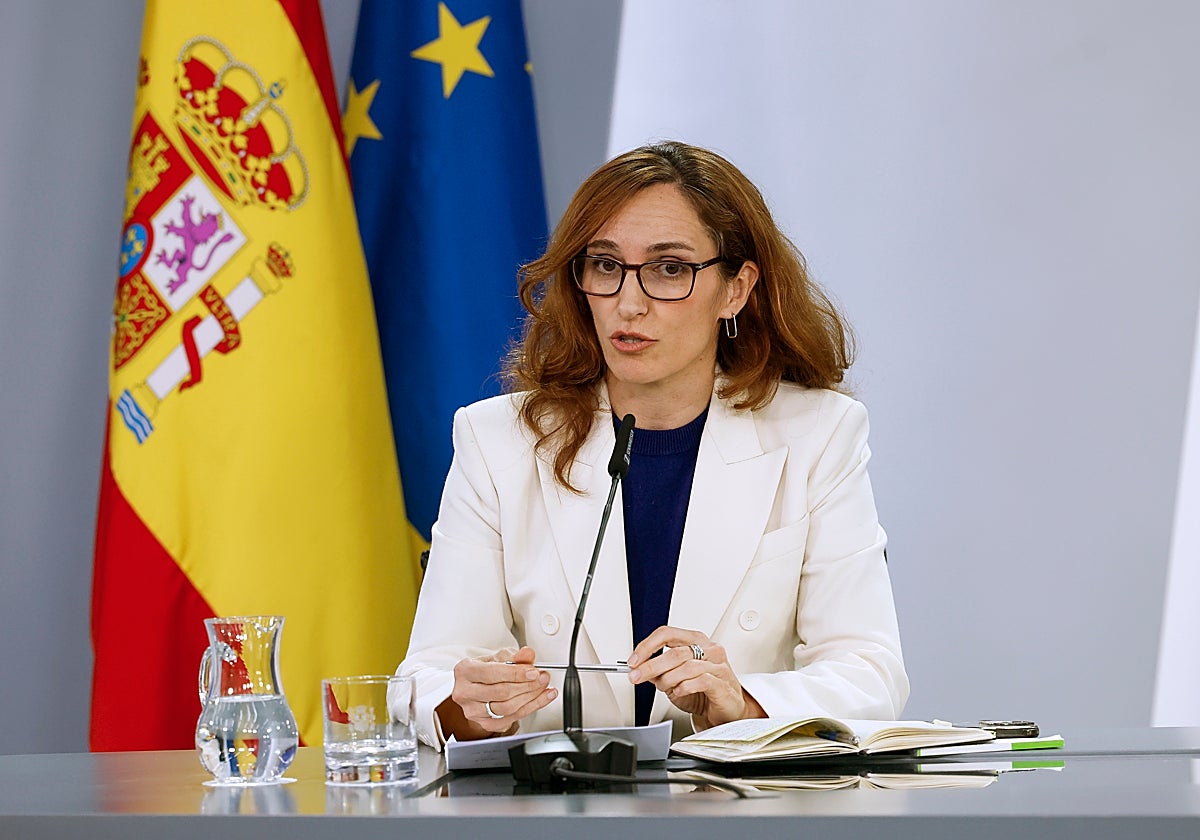 La ministra de Sanidad, Mónica García, hoy, en la rueda de prensa tras el Consejo de Ministros.