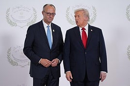 El presidente de Estados Unidos, Donald Trump, saluda al canciller alemán, Friedrich Merz.