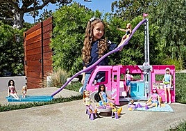 Convierte cualquier día en una aventura con la caravana de Barbie y sus 60 accesorios