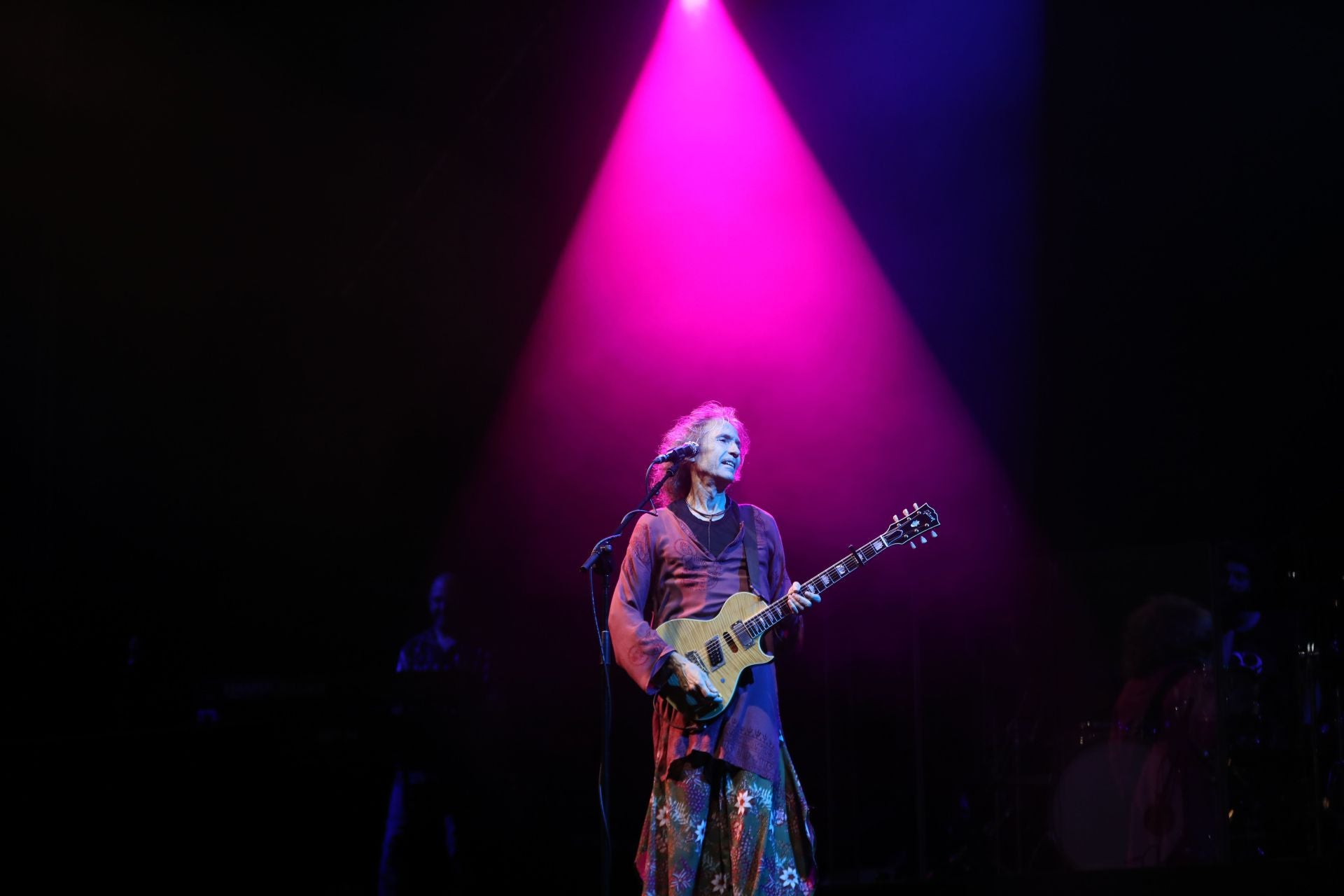 Robe Iniesta, durante el concierto con su Gibson Nighthawk.