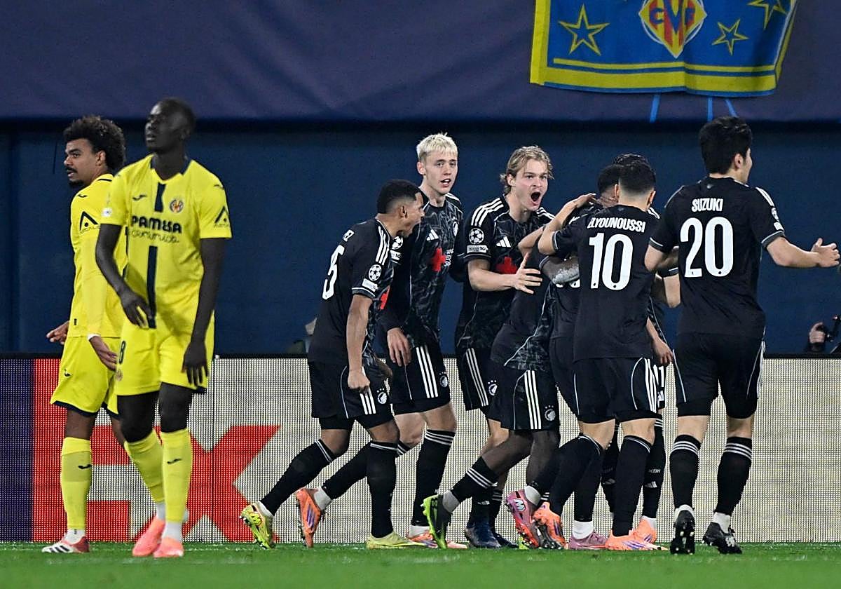 Los jugadores del Copenhague celebran uno de los tres goles.