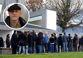 Numerosas personas acudieron a dar el último adiós a Jorge Martínez, líder de Ilegales, fallecido el martes.