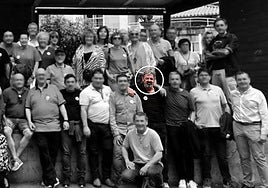 La última foto pública de Joseba Antxon Alonso Egurrola, señalado con un círculo, en Gipuzkoa durante la celebración de la quintada de 1965 en Elgoibar el pasado 24 de mayo.