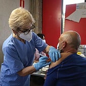 Una enfermera atiende a un paciente.