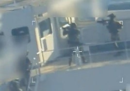 Agentes de la Guardia Costera de EE UU abordan el buque 'Skipper'.