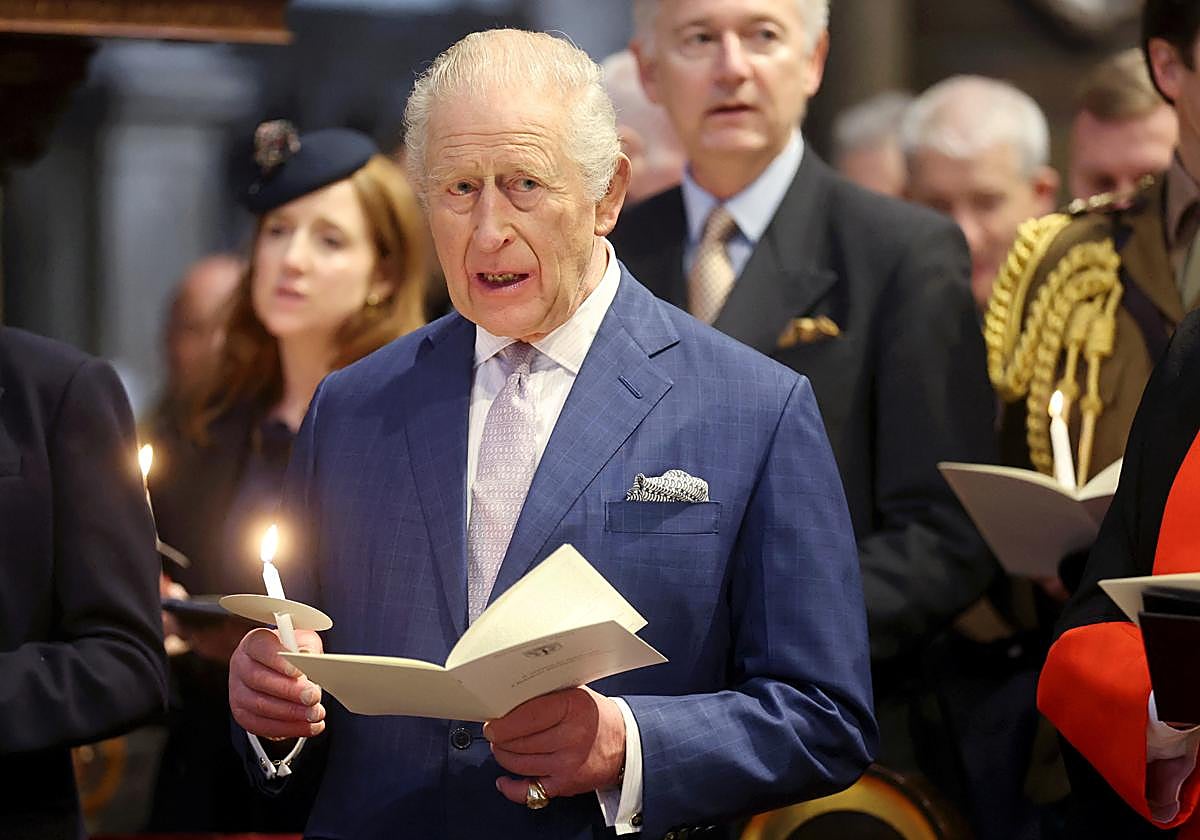 El rey Carlos III durante un acto religioso.