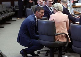 Pedro Sánchez, junto a la presidenta de la Comisión Europea, Ursula Von der Leyen.