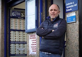 Borja Muñiz, presidente de los loteros españoles, en su administración &#039;El búho de la suerte&#039;, en Gijón.