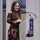 Carmen María López tras recibir el Premio Adonáis en la Biblioteca Nacional.
