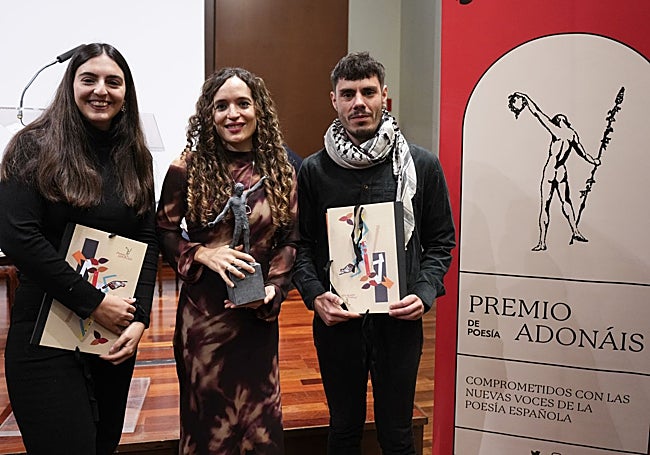 Rocío Angulo y Jorge Ortega, accésits del Adonáis, flanquean a la ganadora, Carmen María López .